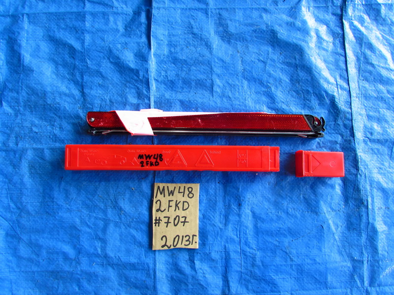 Знак аварийной сигнализации Volvo V40