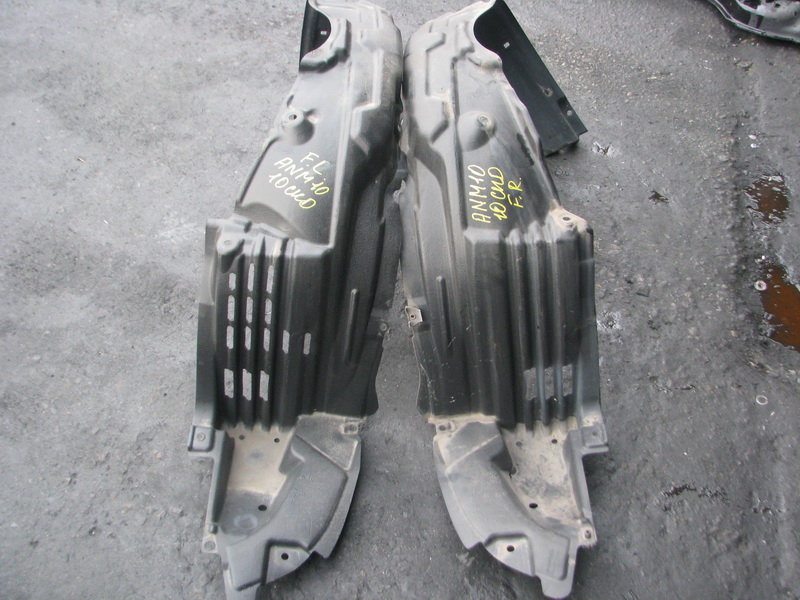 Подкрылок Toyota Isis ANM10