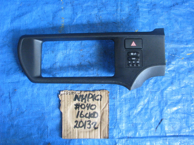 Рамка магнитофона Toyota Aqua NHP10