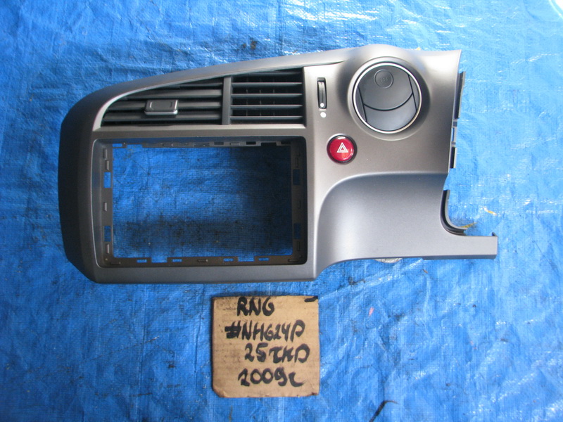 Рамка магнитофона Honda Stream RN6