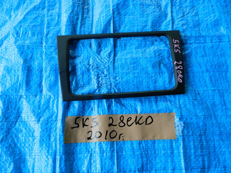 Рамка магнитофона Volkswagen Golf 5K5