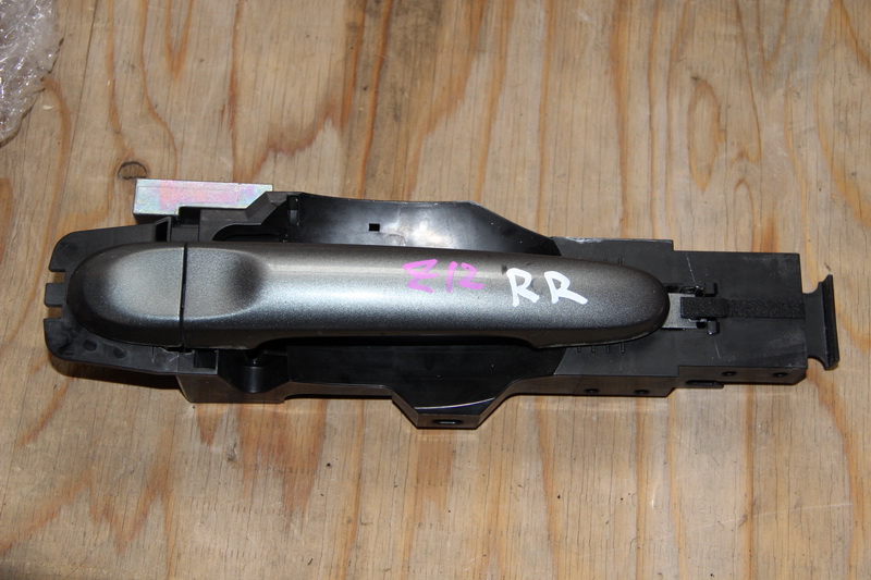 Ручка двери Nissan Cube