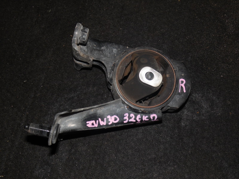 Подушка двигателя Toyota Prius