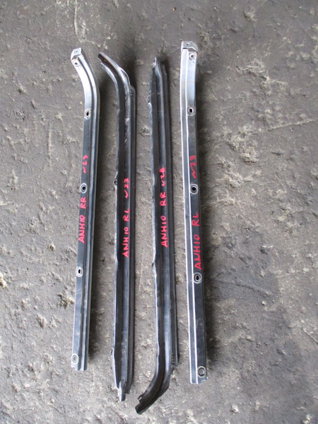 Направляющая сдвижной двери Toyota Alphard ANH10