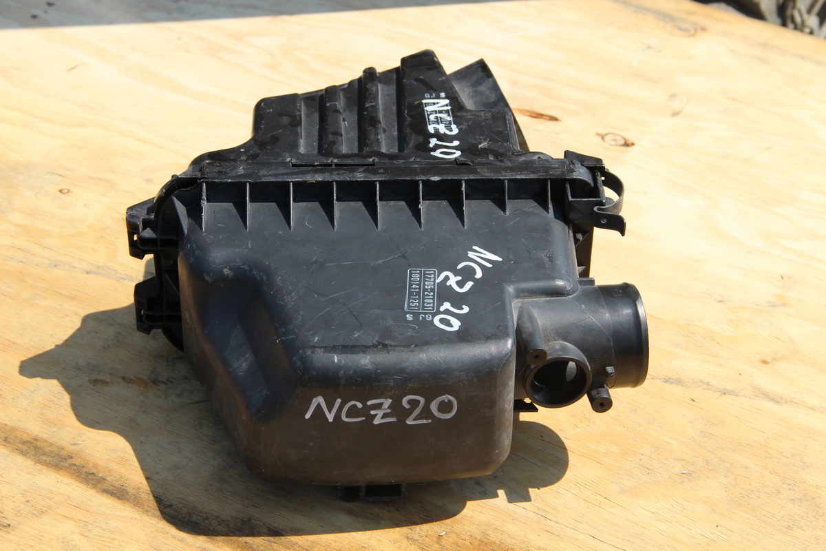 Корпус воздушного фильтра Toyota Raum