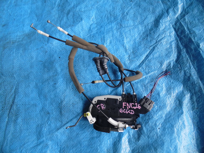 Замок двери Nissan Serena FNC26