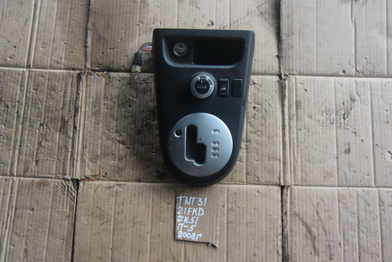 Консоль КПП Nissan X-Trail TNT31