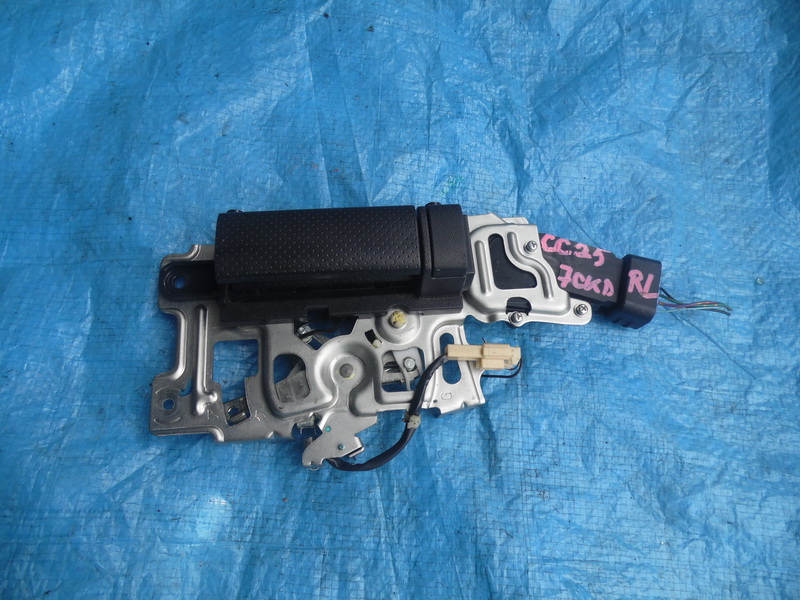 Замок двери Nissan Serena