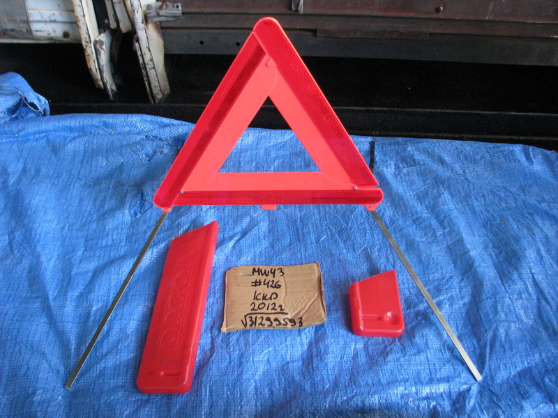 Знак аварийной сигнализации Volvo V50