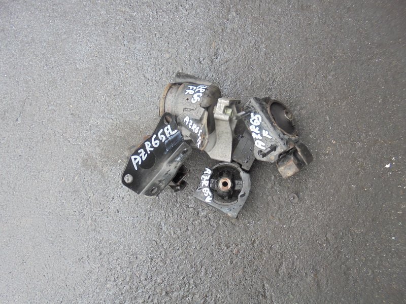 Подушка двигателя Toyota Voxy AZR65