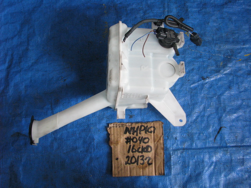 Бачок стеклоомывателя Toyota Aqua NHP10