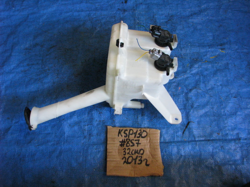 Бачок стеклоомывателя Toyota Vitz