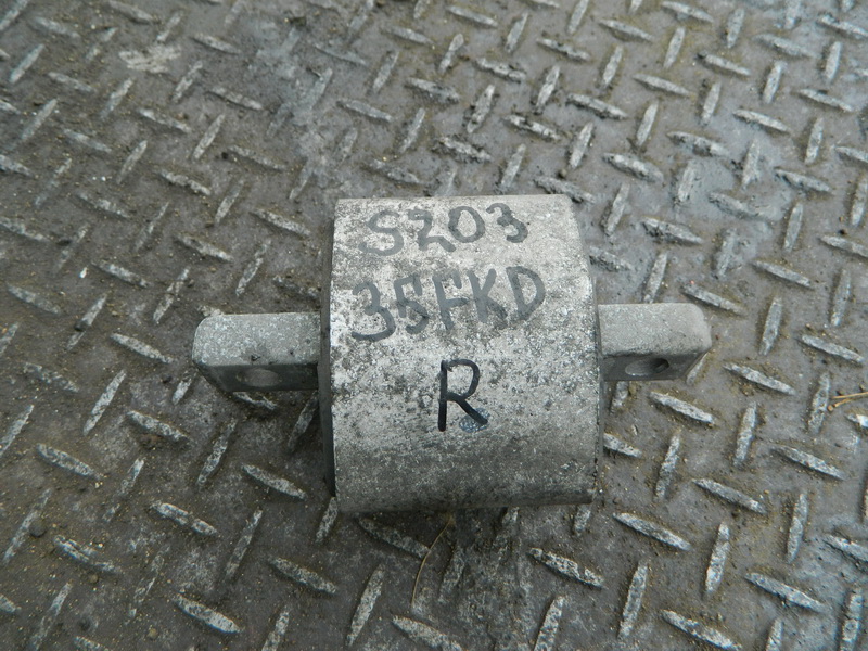 Подушка двигателя Mercedes-benz C-class