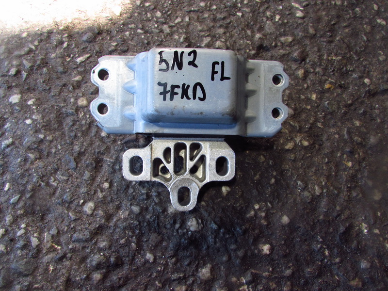 Подушка двигателя Volkswagen Tiguan 5N2