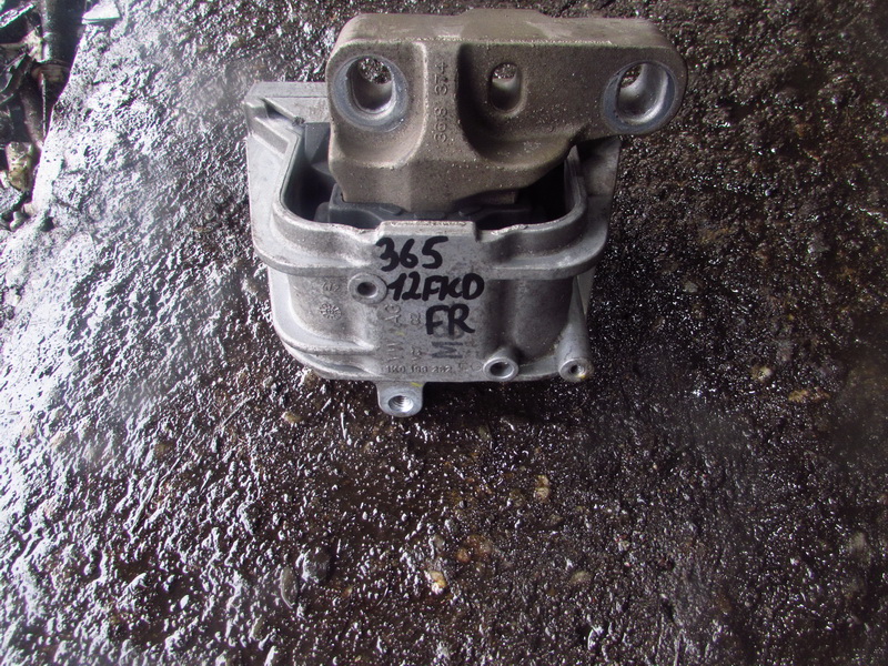 Подушка двигателя Volkswagen Passat