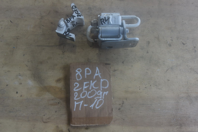 Петля двери Audi A3 8PA