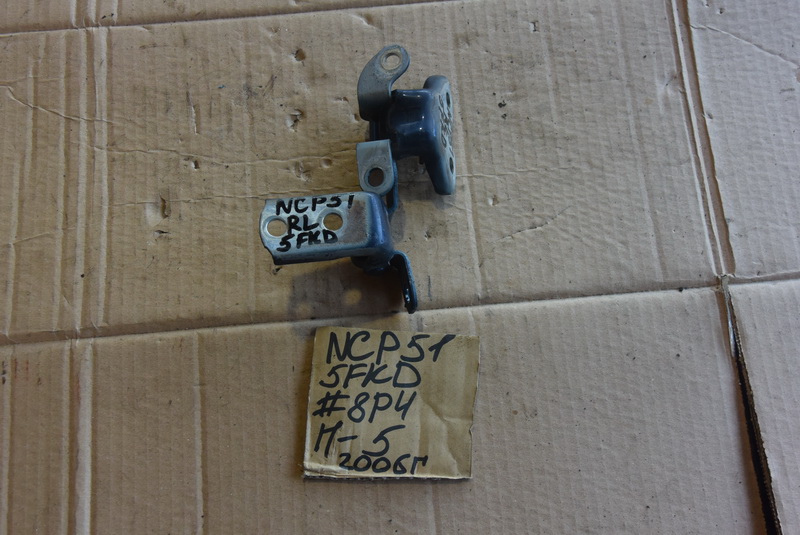 Петля двери Toyota Probox