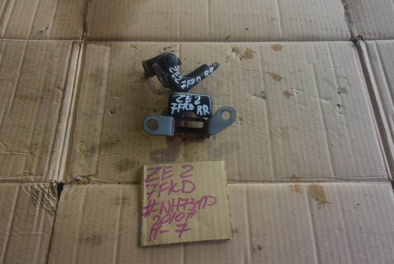 Петля двери Honda Insight