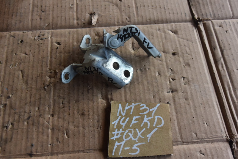 Петля двери Nissan X-Trail NT31