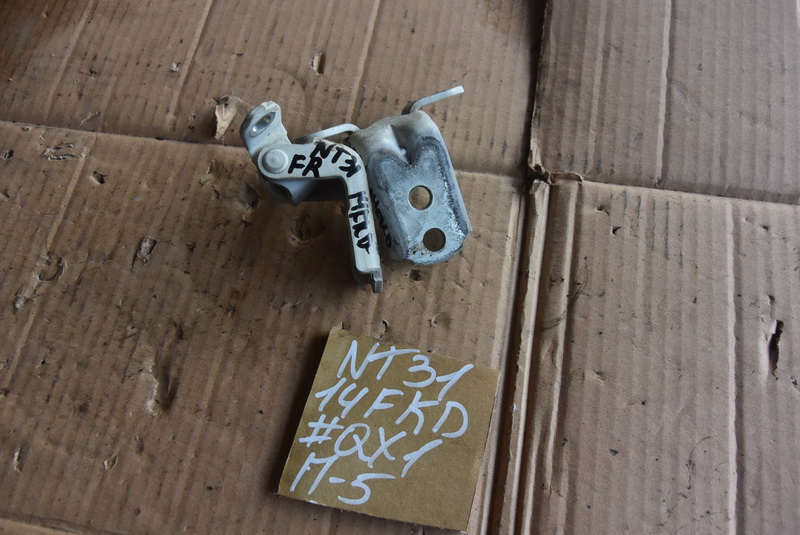 Петля двери Nissan X-Trail NT31