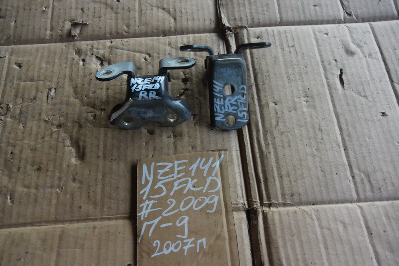 Петля двери Toyota Corolla Fielder