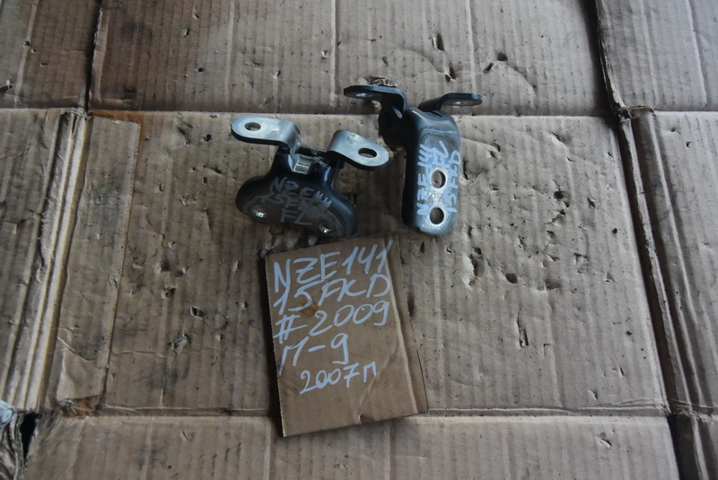 Петля двери Toyota Corolla Fielder