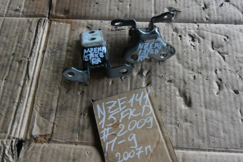 Петля двери Toyota Corolla Fielder