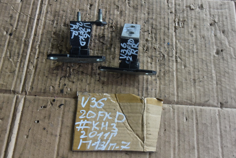 Петля двери Nissan Skyline