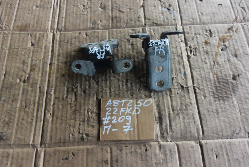 Петля двери Toyota Avensis