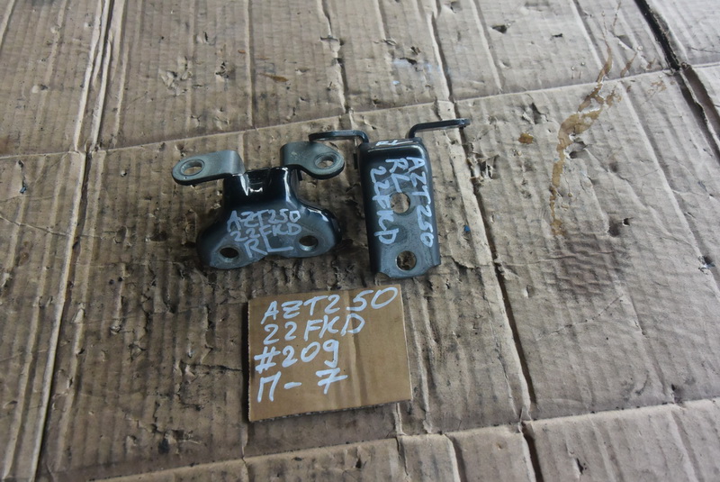 Петля двери Toyota Avensis