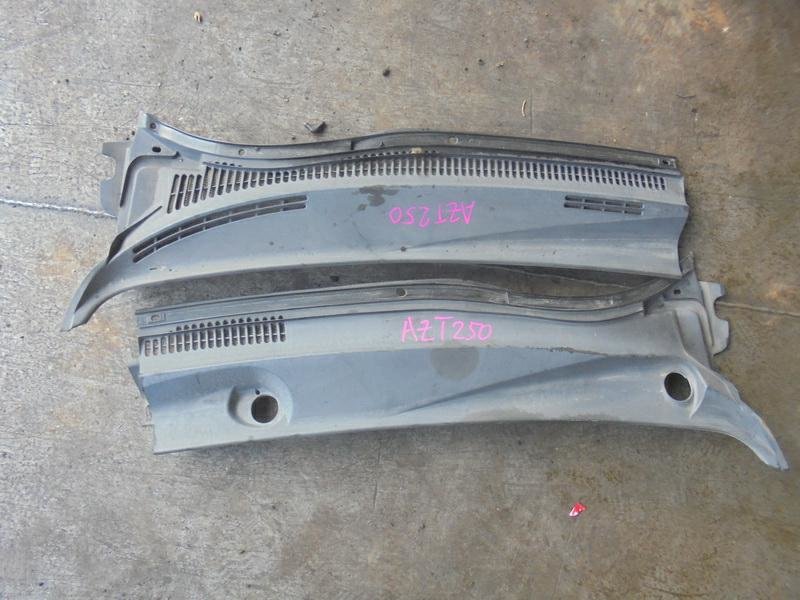 Решетка под лобовое стекло Toyota Avensis