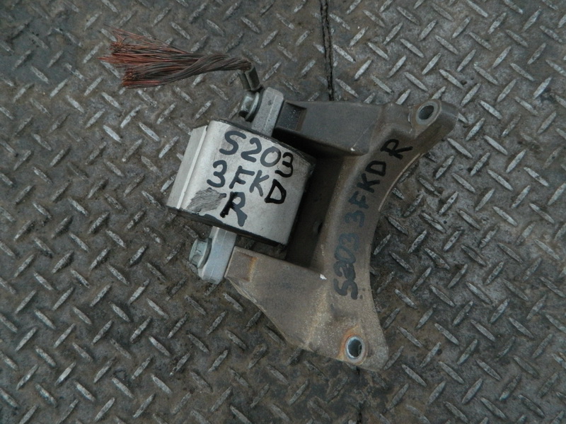 Подушка двигателя Mercedes-benz C-class