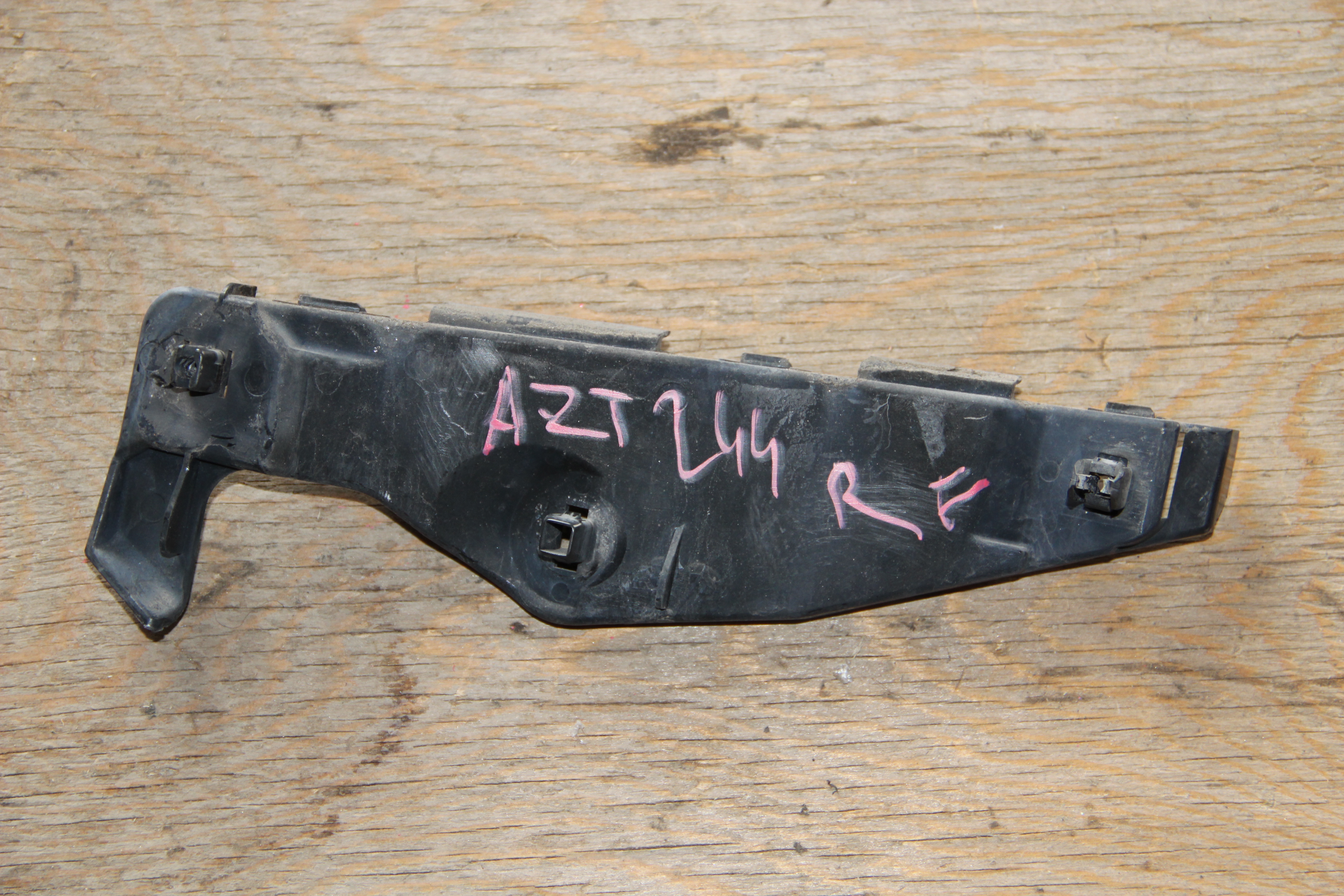 Крепление бампера Toyota Caldina