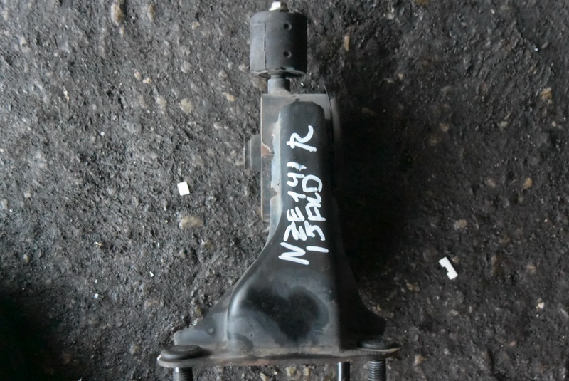Подушка двигателя Toyota Corolla Fielder NZE141