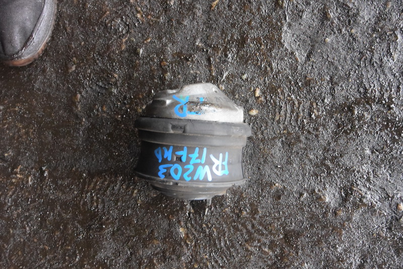 Подушка двигателя Mercedes-benz C-class