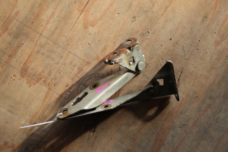 Петля капота Honda Stepwgn RF2