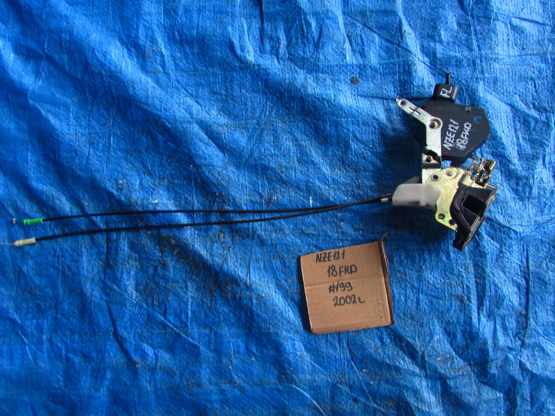 Замок двери Toyota Corolla Spacio NZE121