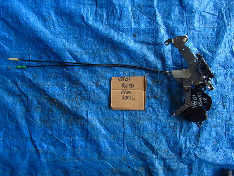 Замок двери Toyota Corolla Spacio NZE121