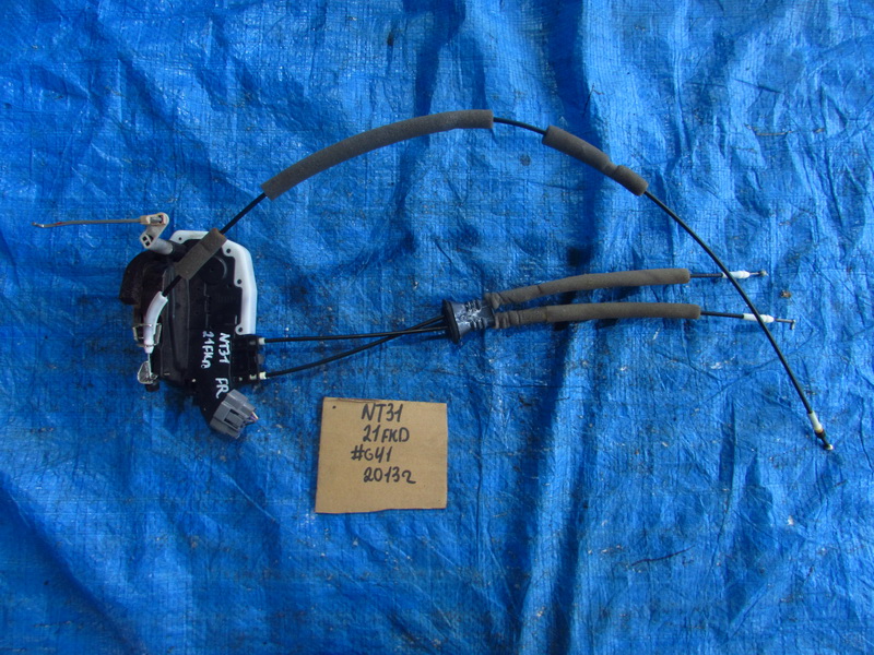 Замок двери Nissan X-Trail NT31