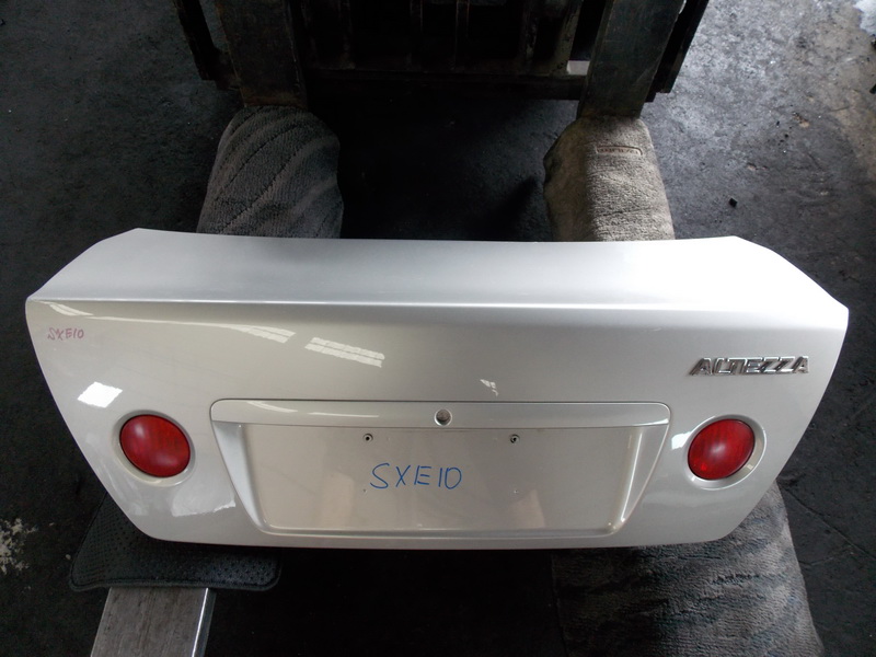 Крышка багажника Toyota Altezza SXE10