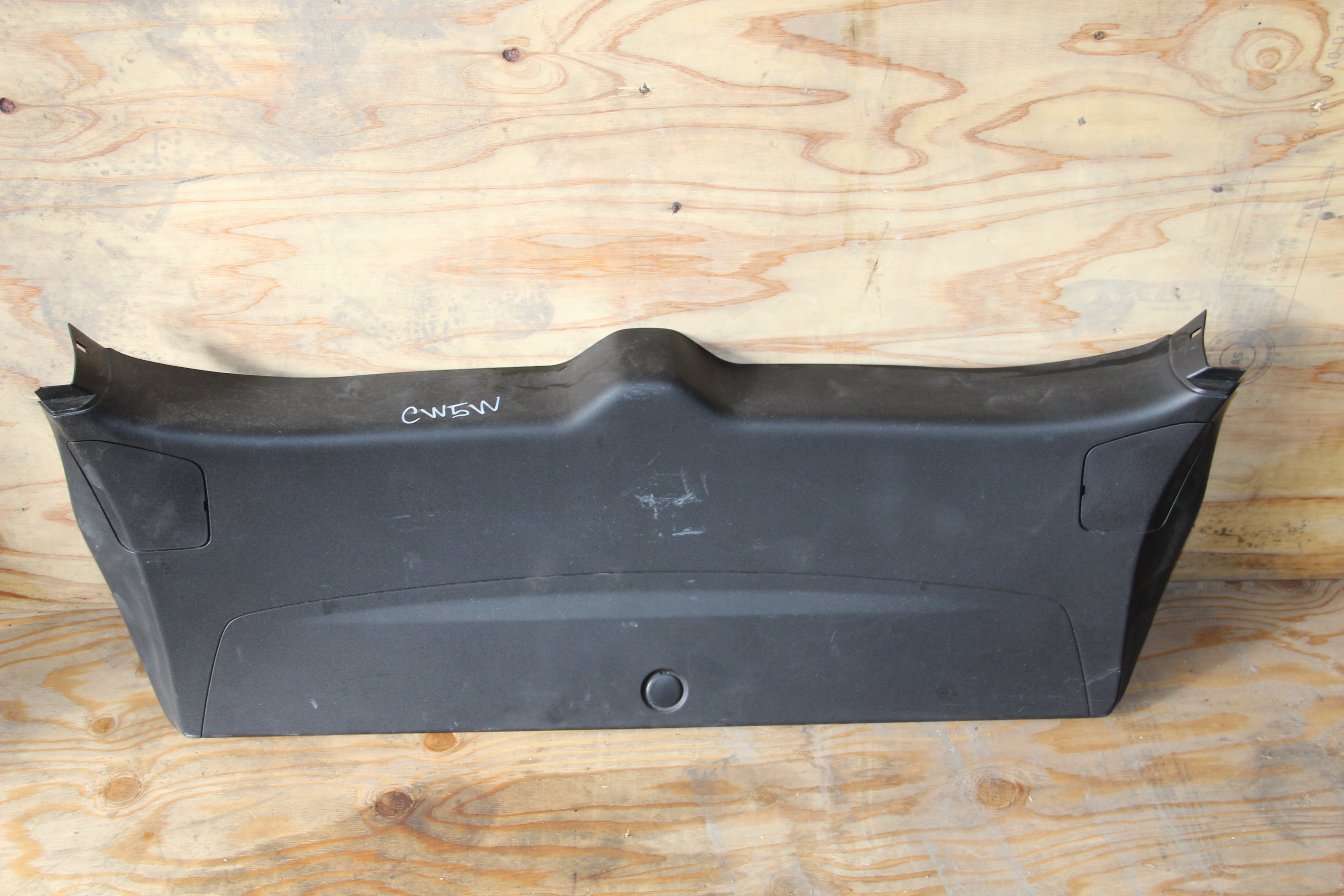 Обшивка двери багажника Mitsubishi Outlander CW5W