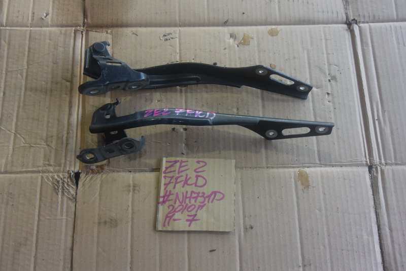 Петля капота Honda Insight