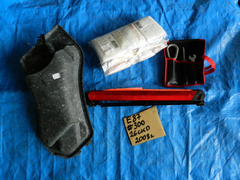 Знак аварийной сигнализации BMW 1-series