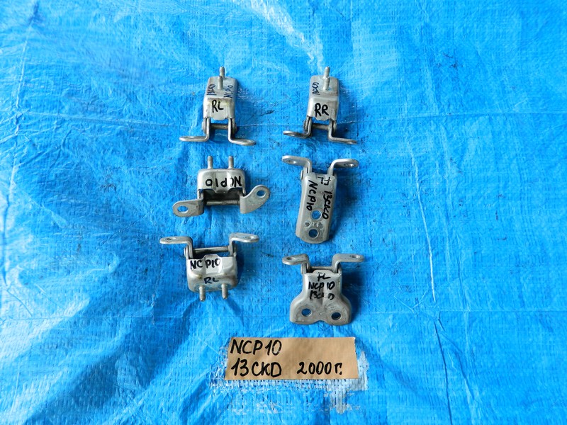 Петля двери Toyota Vitz NCP10