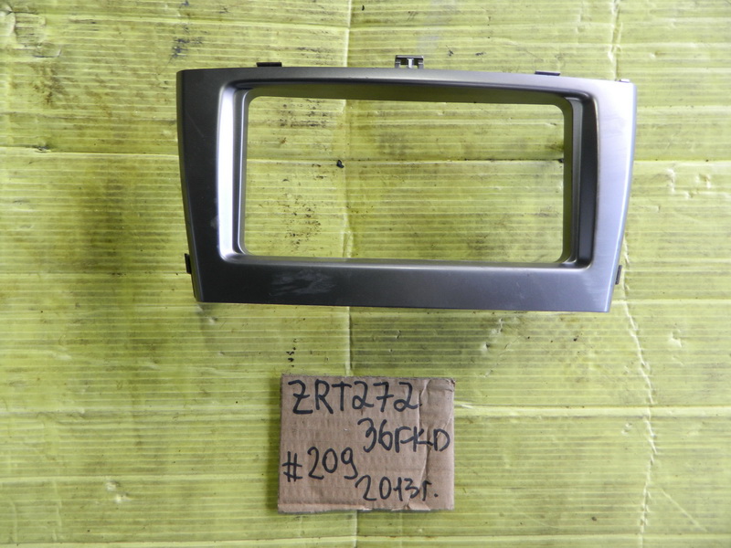 Рамка магнитофона Toyota Avensis ZRT272