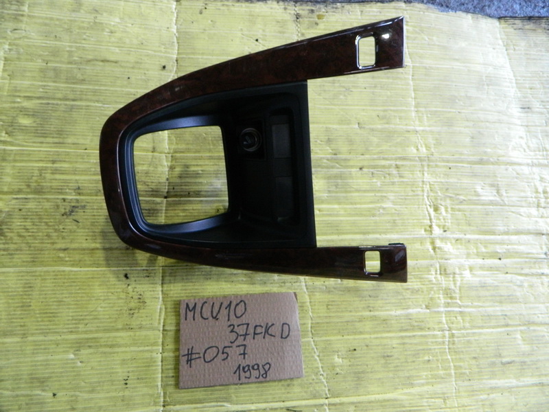 Консоль КПП Toyota Harrier MCU10