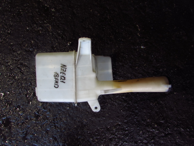 Бачок стеклоомывателя Toyota Corolla Spacio NZE121