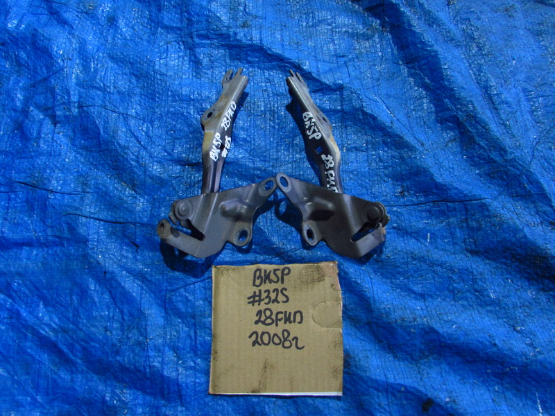 Петля капота Mazda Axela