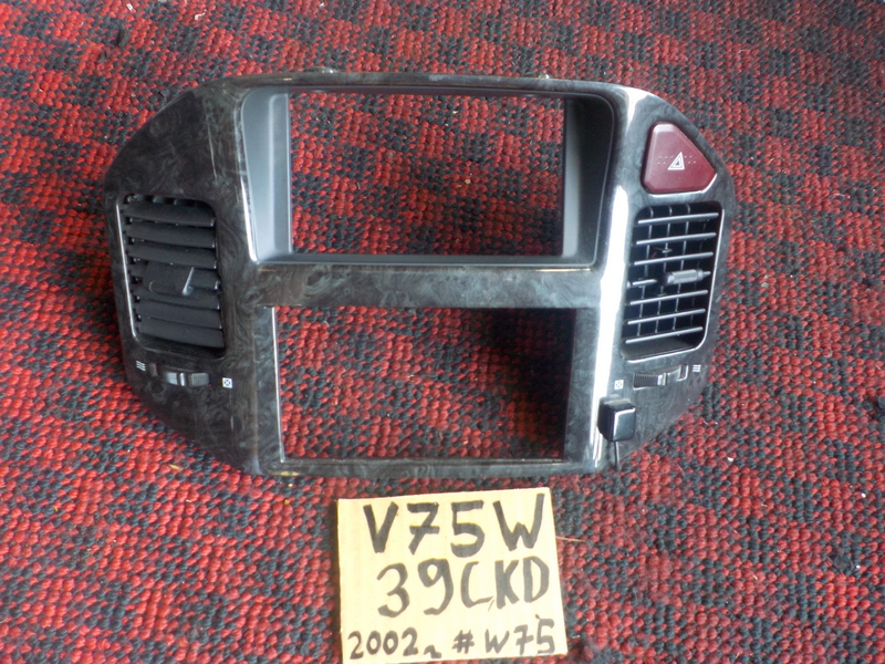 Рамка магнитофона Mitsubishi Pajero V75W