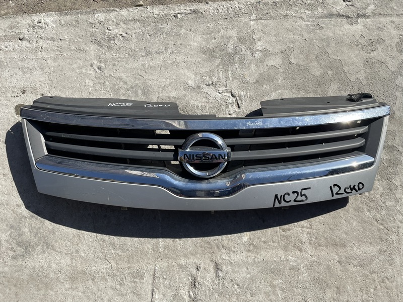 Решетка радиатора Nissan Serena NC25